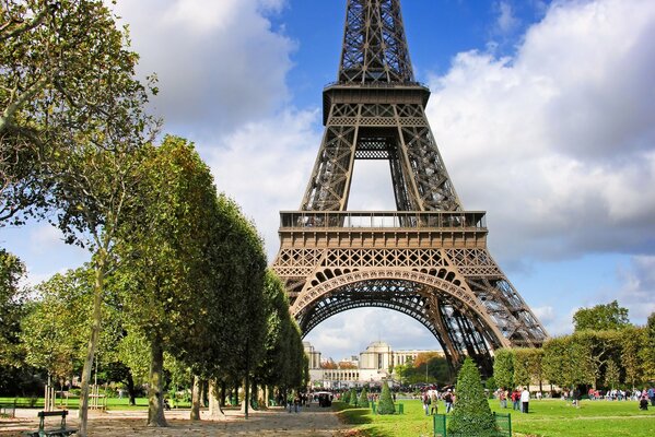 Eiffelturm auf dem Hintergrund des Champs-Élysées