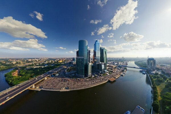 Foto von Moskau City vor dem Hintergrund des blauen Himmels und des Flusses