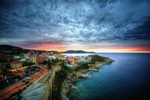 Coucher de soleil lumineux sur la côte de France