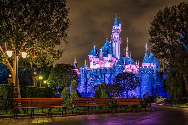 Brillante Disneyland en el fondo de los bancos
