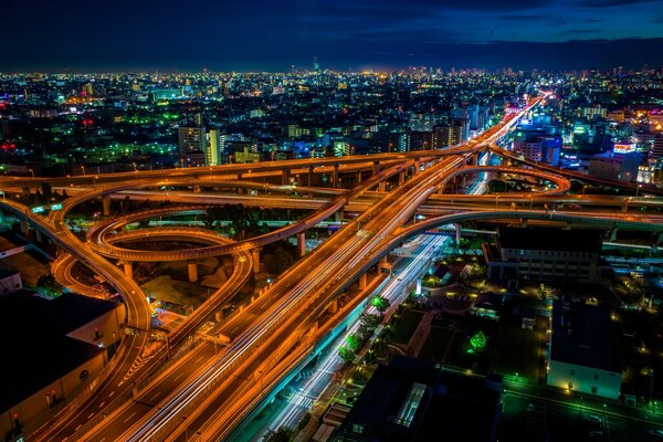 Carreteras de la ciudad nocturna de Tokio