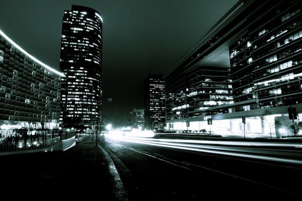 Nachtstraße im Licht der Lichter