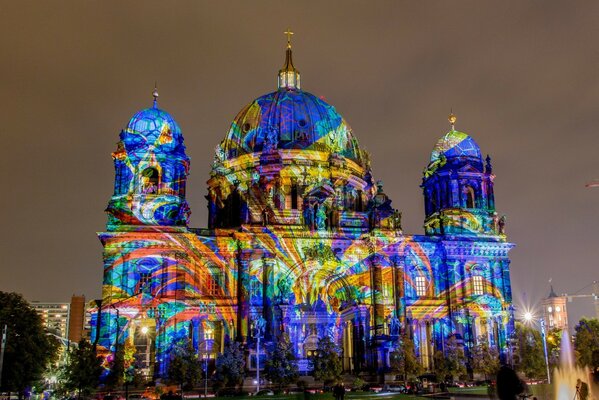 La Cattedrale di Berlino brilla di luci di notte