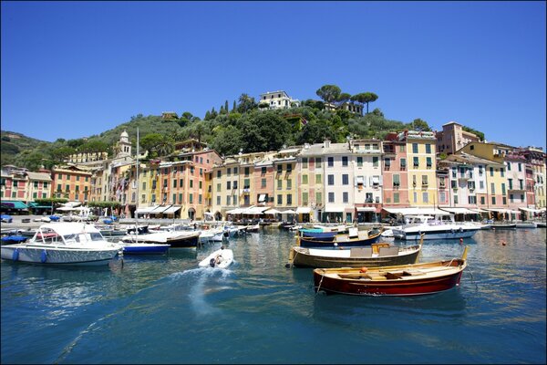 Baia di Portofino con barche in Italia