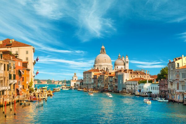 Paisaje de Venecia con vinilo en el río