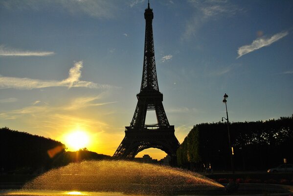 Torre Eiffel simbolo di ferro di Parigi