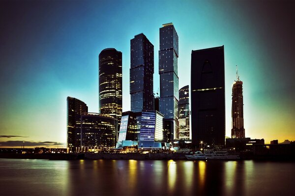 Nacht Moskau, Blick auf die Stadt mit Wolkenkratzern