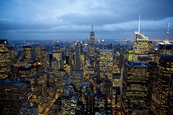 Notte di New York alla luce delle nuvole temporalesche