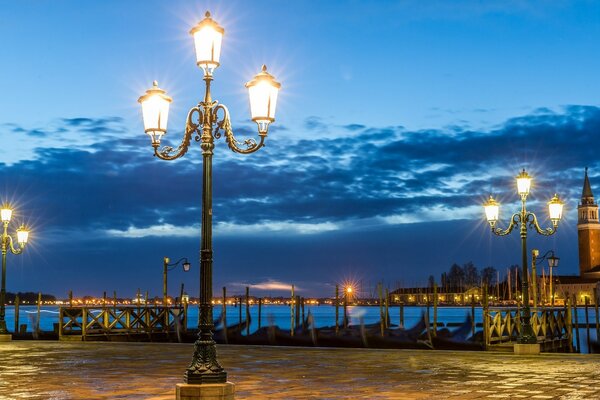 Paysage de nuit avec des lanternes allumées