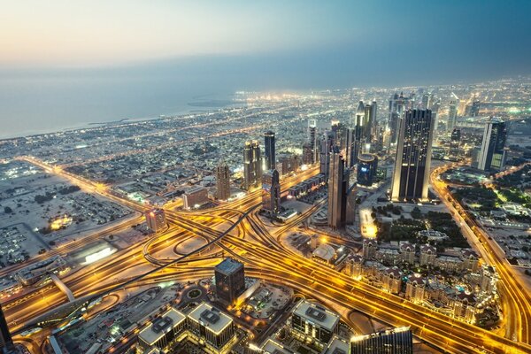 Wolkenkratzer in Dubai vor dem Hintergrund des morgendlichen Ozeans