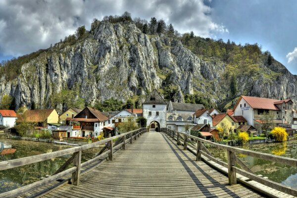 Ponte di legno nella città di Germania, belle scogliere