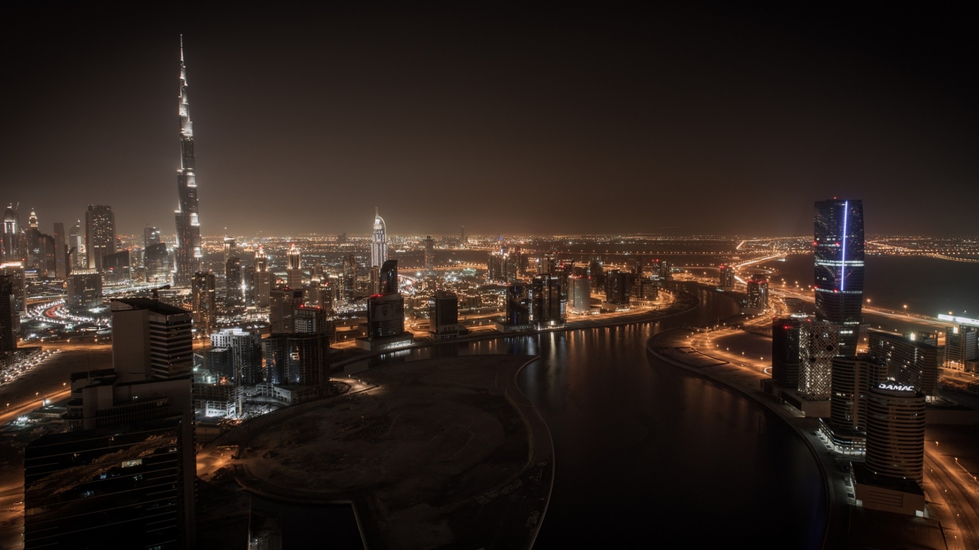 dubai noche árboles casas panorama. naght ciudad