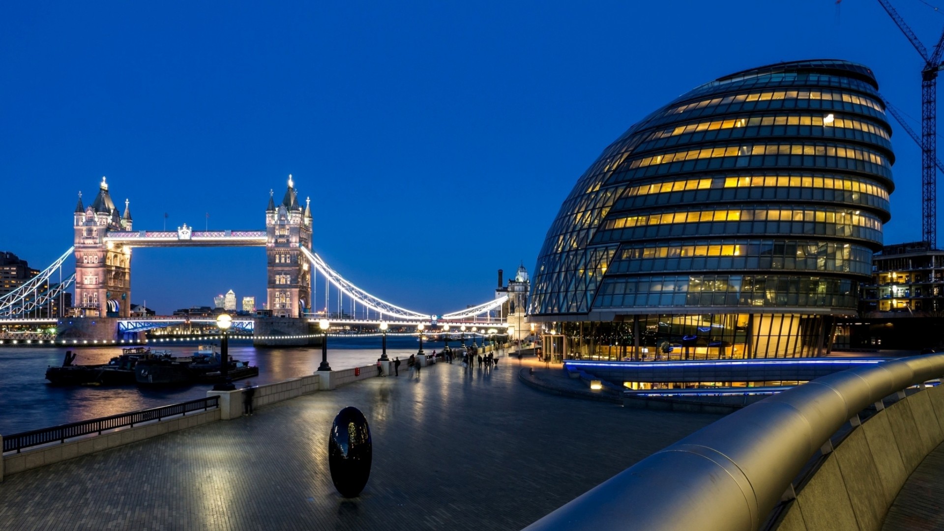 noc wielka brytania tower bridge rzeka thames anglia światło londyn tamiza ratusz oświetlenie łodzie ludzie