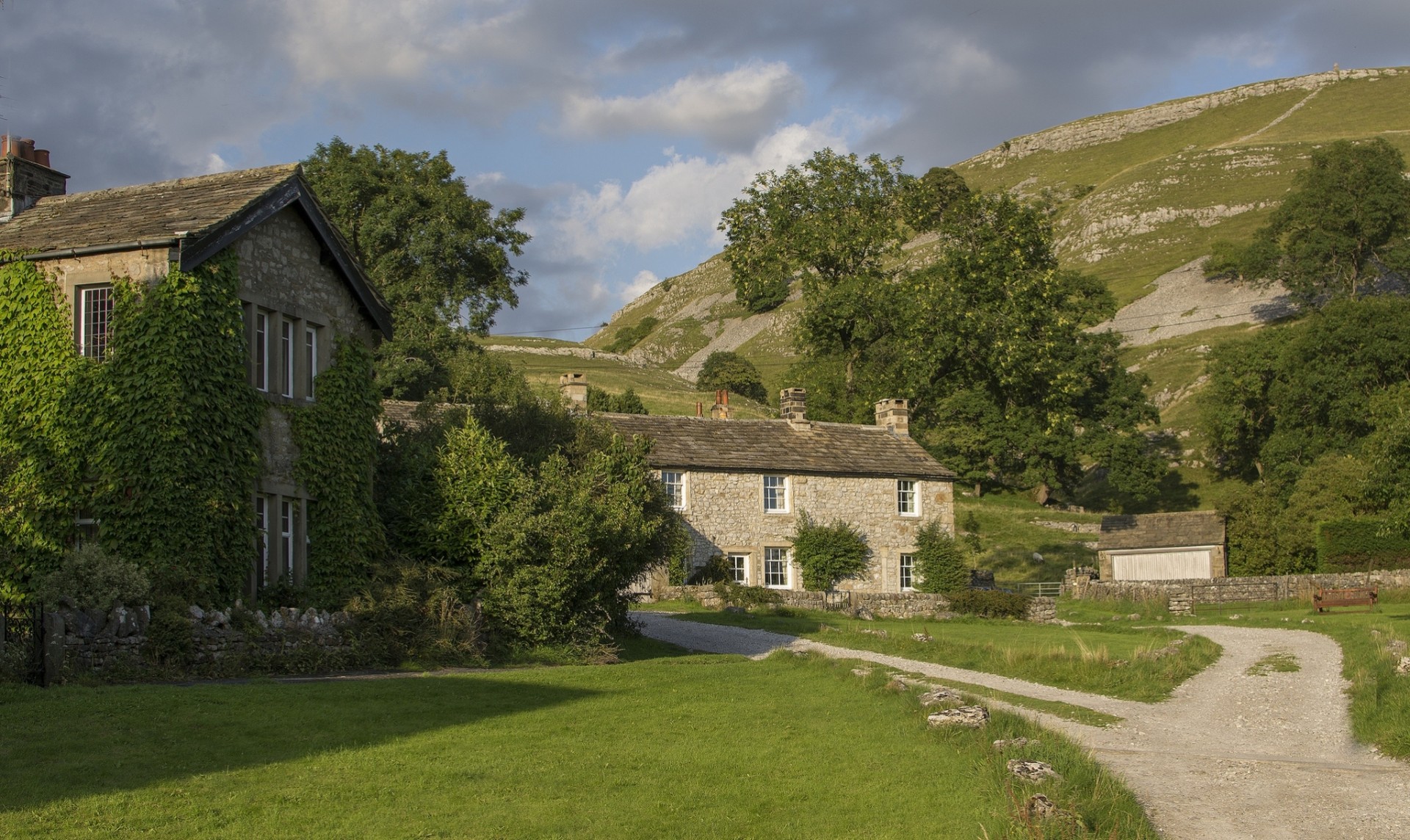 yorkshire du nord village angleterre arbres bâtiment piste pelouse coniston