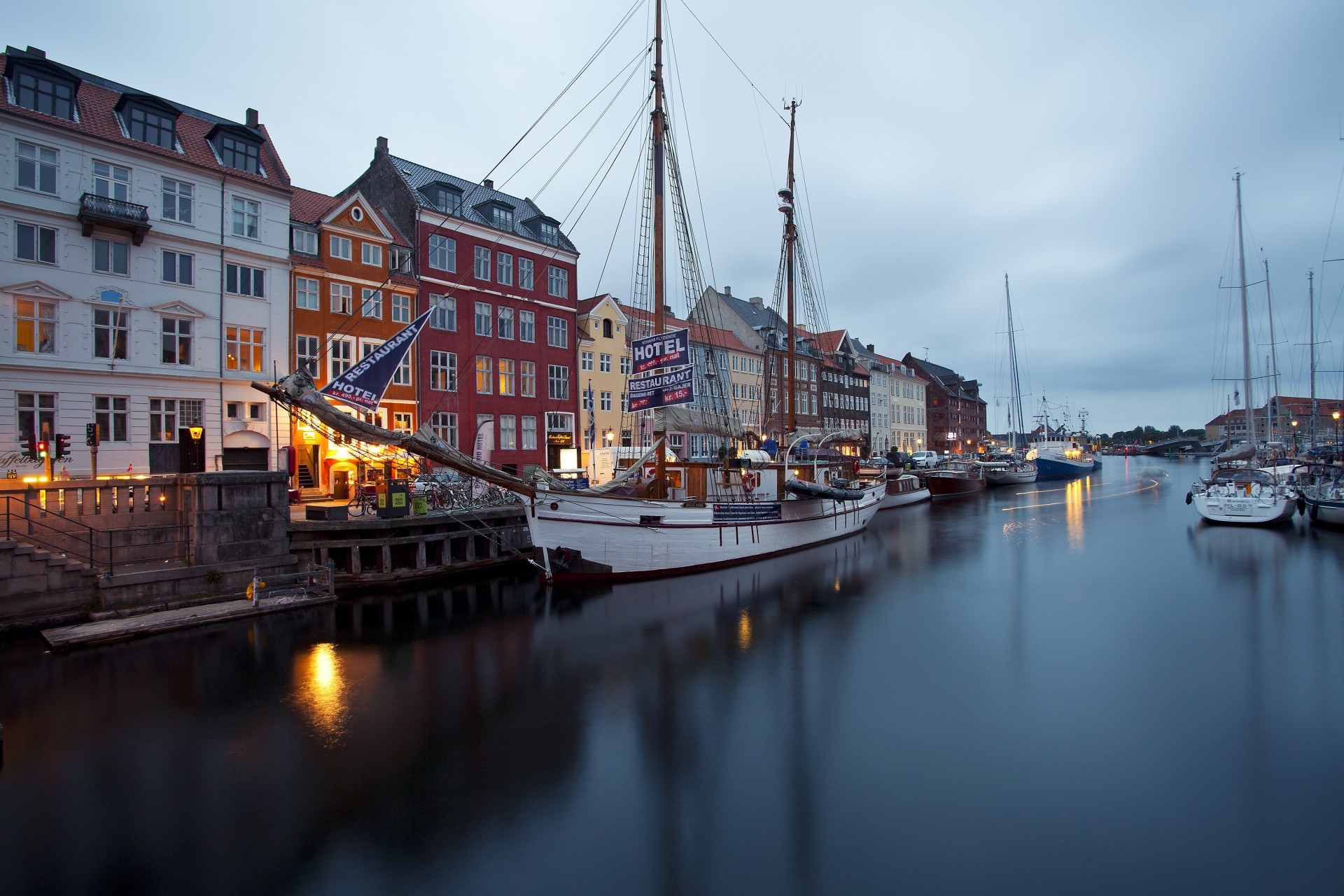 yachten kopenhagen dänemark nihavn neuer hafen gebäude liegeplatz segelboot uferpromenade