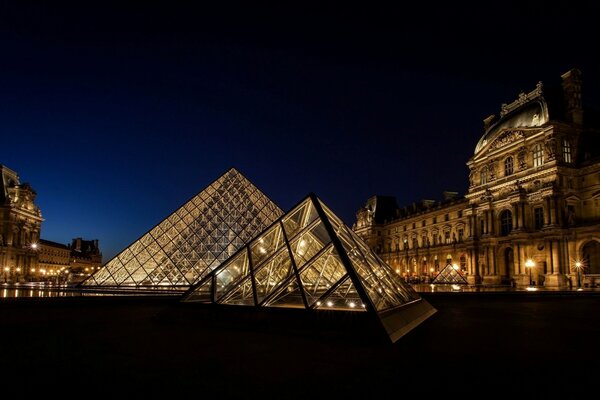 Museo del Louvre nella notte di Parigi