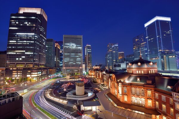 Iluminación de la ciudad nocturna en Japón