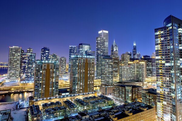 Gratte-ciel de la ville nocturne de Chicago