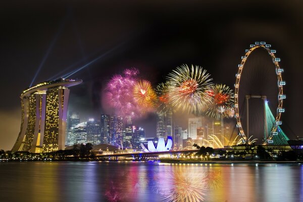 Feux d artifice dans le ciel près de la grande roue