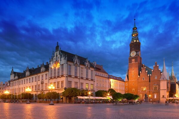 Plaza de la ciudad iluminada en Cracovia