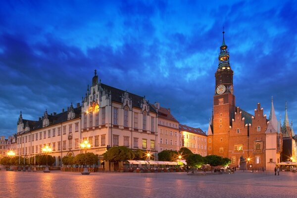 Освещенная городская площадь в Кракове