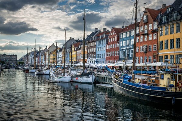 Yachten vor der Stadtküste in Dänemark