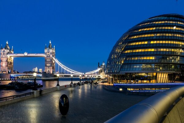 Luci notturne del Tower Bridge sul Tamigi