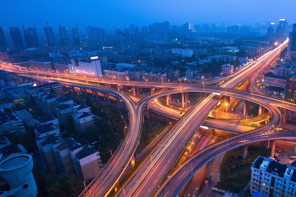 Luces de carretera en la ciudad de la noche