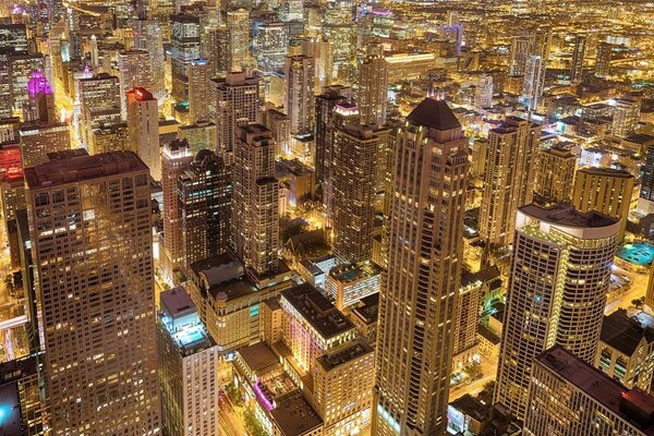 Vista desde arriba de la ciudad dorada de la noche