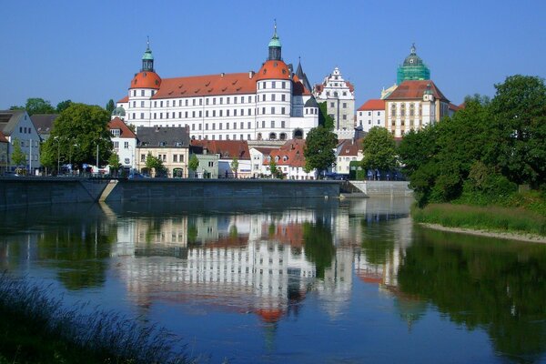 Reflexion von Gebäuden in der Donau