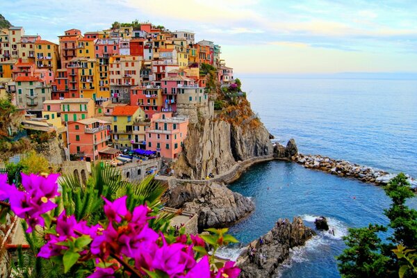 Hermosa vista al mar. Italia, casas brillantes en la roca