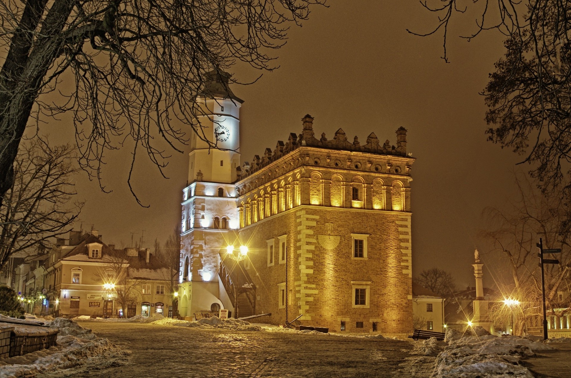 notte polonia città luci costruzione neve inverno alberi case