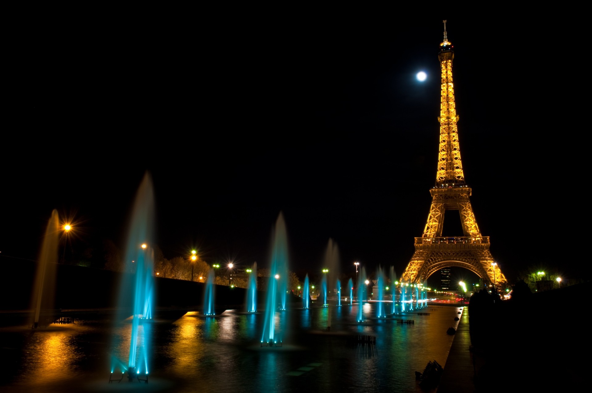 fuente noche agua luces eiffel ciudad