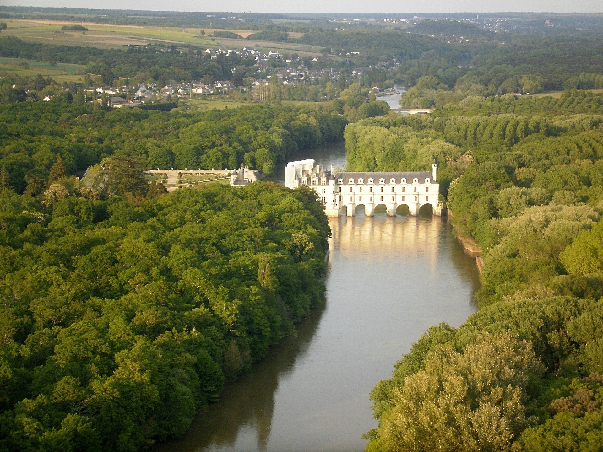 krajobraz rzeka francja las zamek chenonceau panorama qatar airway