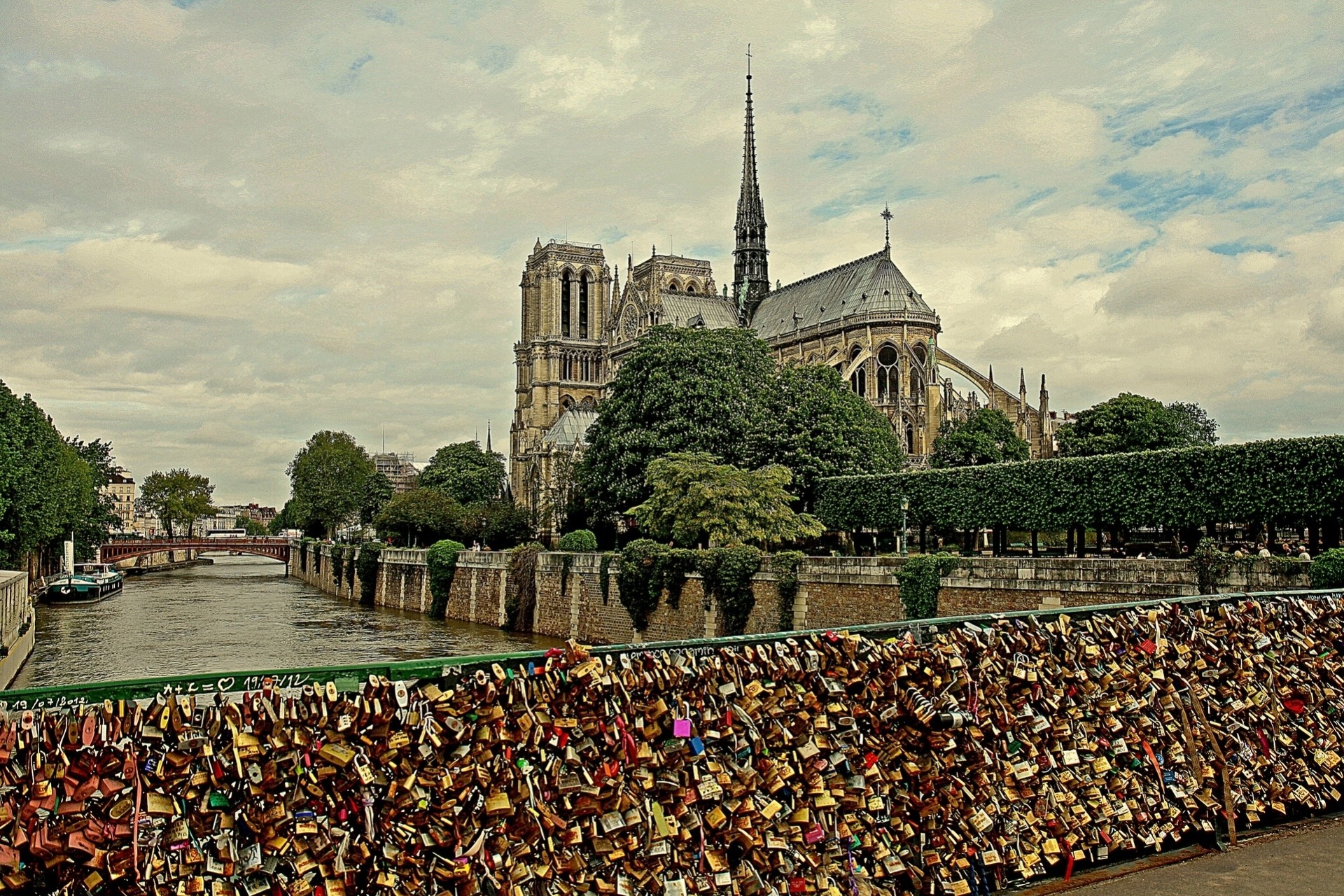 seine cathédrale rivière notre-dame de paris cathédrale notre-dame pont seine paris châteaux qatar airways france notre-dame de paris