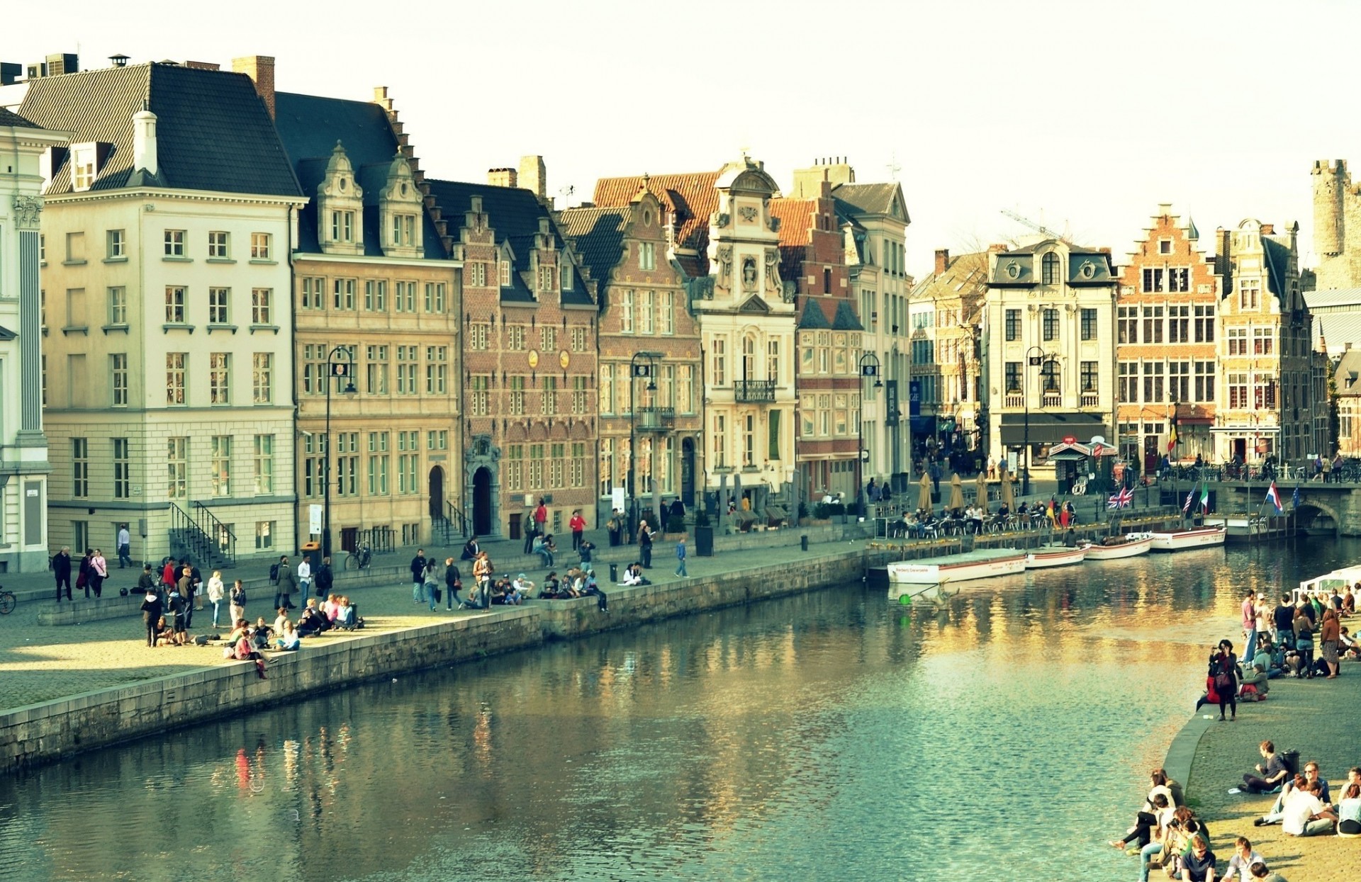 lumières fenêtre réflexion pont gand ville eau bâtiment belgique maisons canal personnes