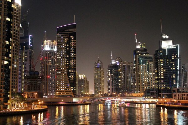 Stadt Dubai bei Nacht Foto