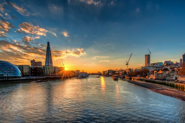 Atardecer en el río Támesis