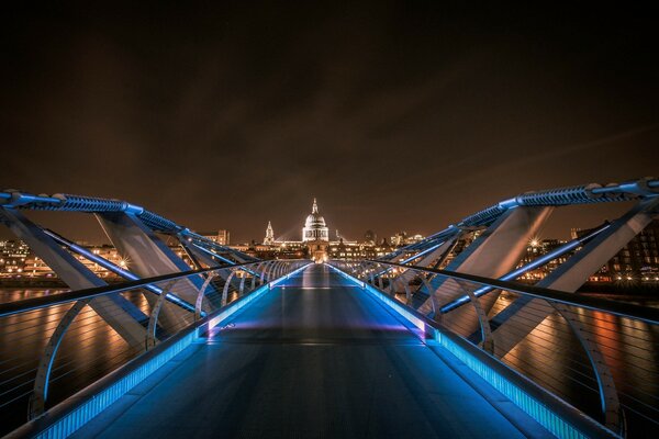 Le pont central conquiert la ville