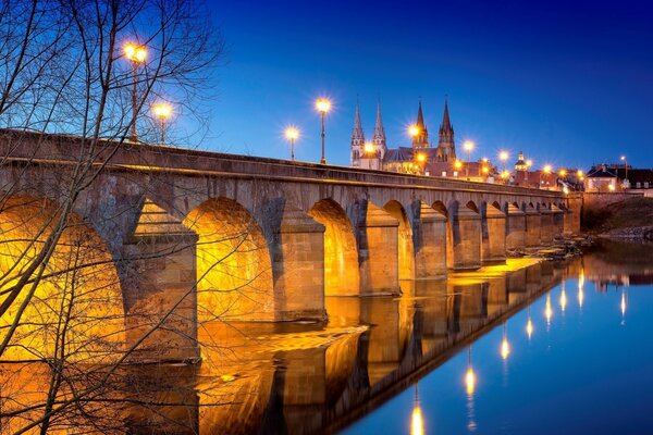 Francja noc Most wzdłuż rzeki odblaskowe latarnie
