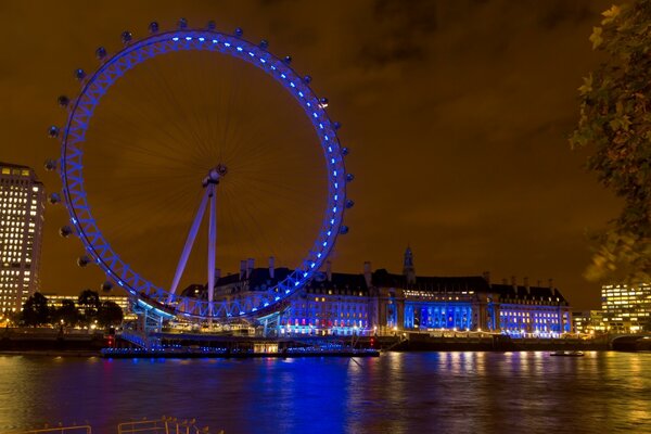 El resplandor de Londres en el crepúsculo