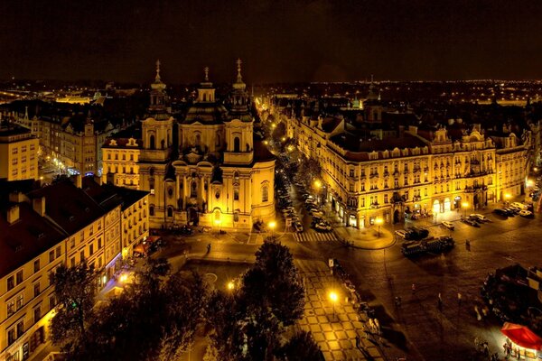 Paysage doré de Prague nocturne