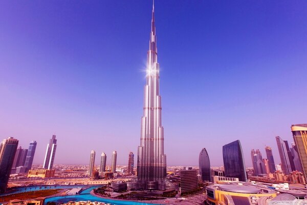 Das Wahrzeichen von Dubai ist der Burj Khalifa Wolkenkratzer