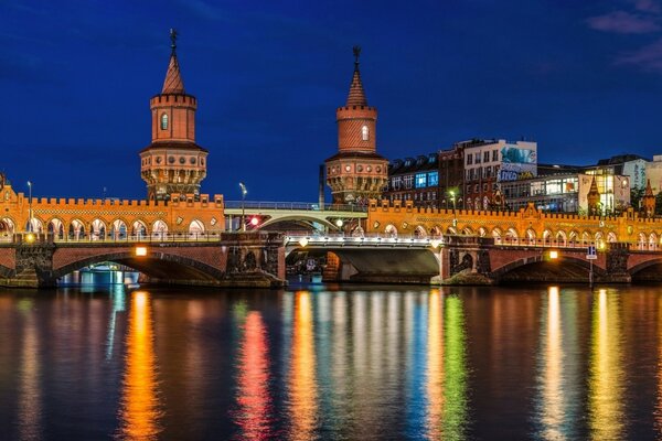 Schöne Berliner Brücke farbige Beleuchtung