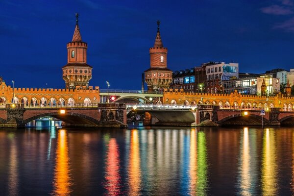 Красивый берлинский мост цветное освещение