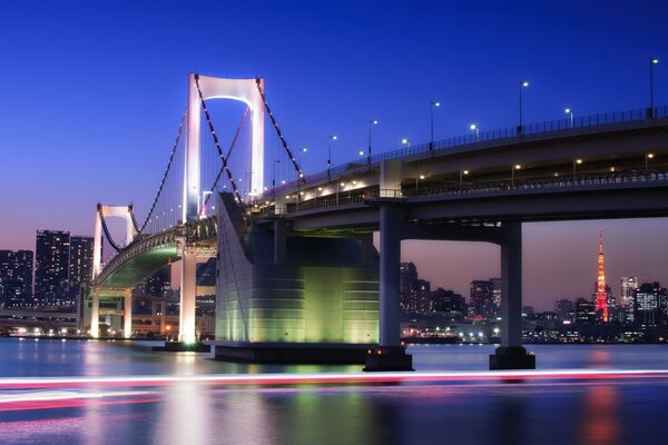 Vista del puente y la bahía por la noche en Tokio