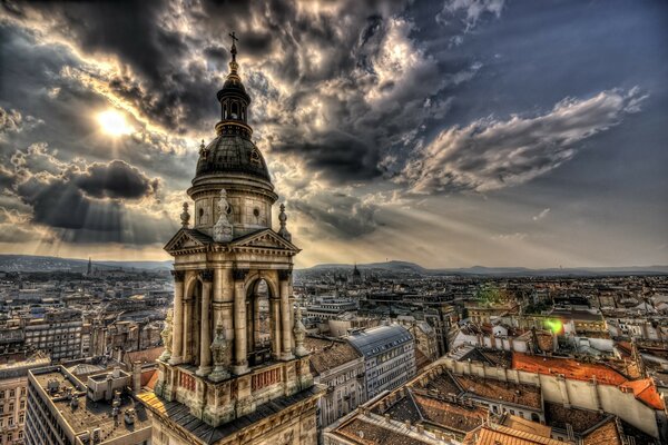 Dunkle Wolken über der ungarischen Stadt