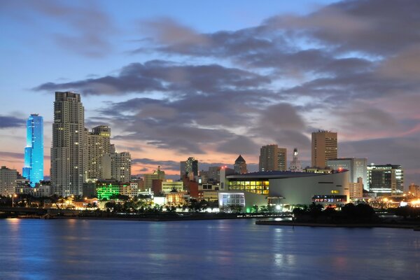 Vista nocturna de los rascacielos de la ciudad de Miami