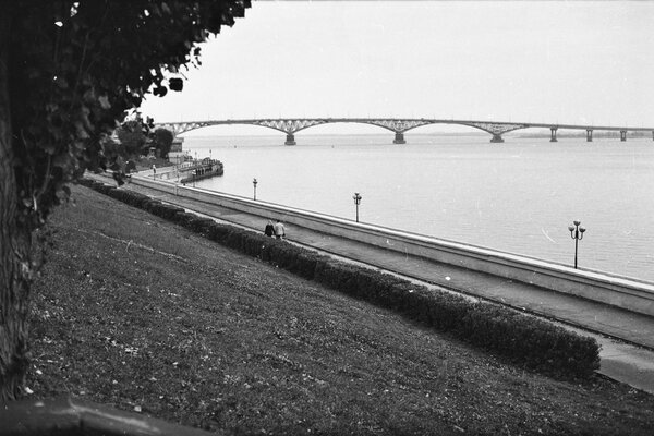Black and white photo of Saratov embankment