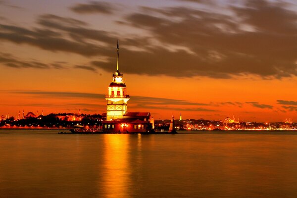 Schöner orangefarbener Sonnenuntergang in Istanbul